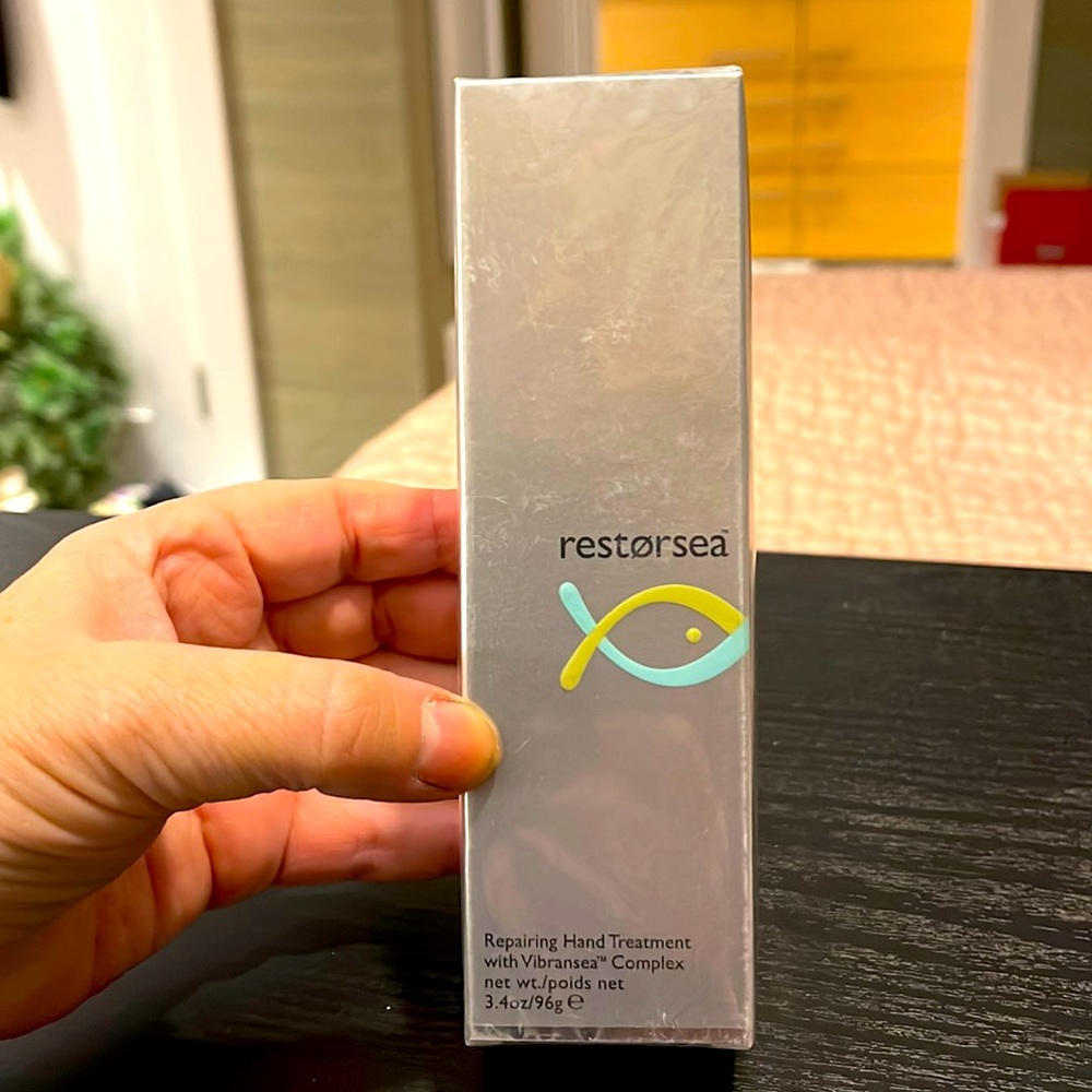 COPY - Restores a hand Treatment with Vibransea Complex